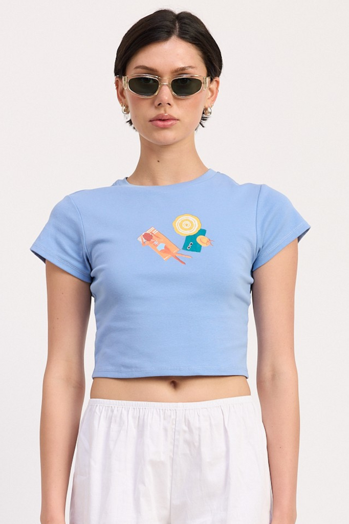 Beach scene graphic tee