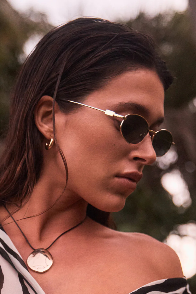 Classic and chic signature metal frames