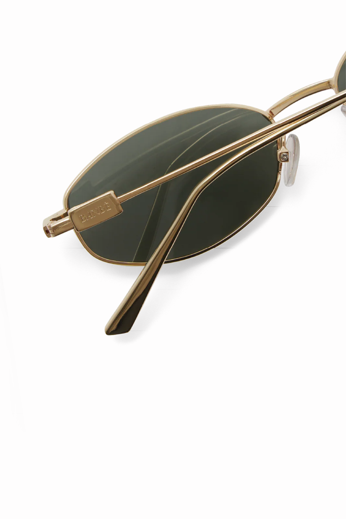 Classic and chic signature metal frames