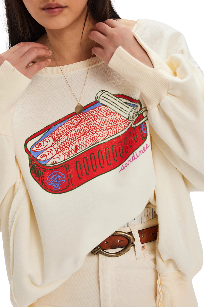 relaxed fit off-white sweater top with a printed Sardine scene
